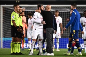 AC Milan's Italian coach Stefano Pioli (C-R) embraces AC Milan's French defender Theo Hernandez at the end of the Italian Serie A football match between Hellas Verona and AC Milan on October 16, 2022 at the Marcantonio-Bentegodi stadium in Verona. (Photo by Marco BERTORELLO / AFP) (Photo by MARCO BERTORELLO/AFP via Getty Images)