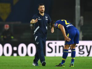 VERONA, ITALY - OCTOBER 16: Salvatore Bocchetti, Head Coach of Hellas Verona interacts with Koray Gunter following their side's defeat in the Serie A match between Hellas Verona and AC MIlan at Stadio Marcantonio Bentegodi on October 16, 2022 in Verona, Italy. (Photo by Alessandro Sabattini/Getty Images)