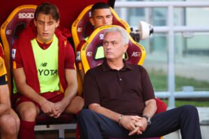 ROME, ITALY - SEPTEMBER 18: Jose Mourinho, Head Coach of AS Roma looks on prior to the Serie A match between AS Roma and Atalanta BC at Stadio Olimpico on September 18, 2022 in Rome, Italy. (Photo by Paolo Bruno/Getty Images)
