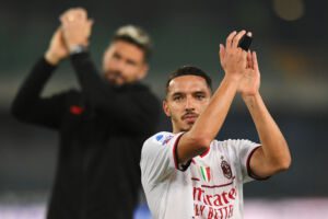 VERONA, ITALY - OCTOBER 16: Ismael Bennacer of AC Milan applauds fans after following their side's victory in the Serie A match between Hellas Verona and AC MIlan at Stadio Marcantonio Bentegodi on October 16, 2022 in Verona, Italy. (Photo by Alessandro Sabattini/Getty Images)