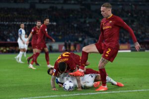 ROME, ITALY - NOVEMBER 06: Mattia Zaccagni of SS Lazio challenges Gianluca Mancini of AS Roma as Rick Karsdorp recovers the loose ball during the Serie A match between AS Roma and SS Lazio at Stadio Olimpico on November 06, 2022 in Rome, Italy. (Photo by Paolo Bruno/Getty Images)