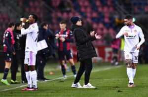 BOLOGNA, ITALY - JANUARY 23: Davide Ballardini speaks to Cristian Buonaiuto of US Cremonese during the Serie A match between Bologna FC and US Cremonese at Stadio Renato Dall'Ara on January 23, 2023 in Bologna, Italy. (Photo by Alessandro Sabattini/Getty Images)