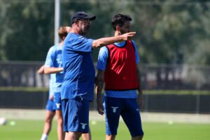 ROME, ITALY - OCTOBER 05: SS Lazio head coach Maurizio Sarri and Luis Alberto speak during a training session at Formello sport centre on October 5, 2022 in Rome, Italy. (Photo by Paolo Bruno/Getty Images)