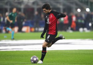 MILAN, ITALY - FEBRUARY 14: Sandro Tonali of AC Milan warms up prior to the UEFA Champions League round of 16 leg one match between AC Milan and Tottenham Hotspur at Giuseppe Meazza Stadium on February 14, 2023 in Milan, Italy. (Photo by Marco Luzzani/Getty Images)