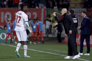 MONZA, ITALY - FEBRUARY 18: Stefano Pioli (R) Head coach of AC Milan speaks with Rafael Leao (L) during the Serie A match between AC Monza and AC Milan at Stadio Brianteo on February 18, 2023 in Monza, Italy. (Photo by Giuseppe Cottini/Getty Images)