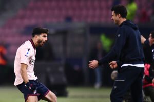 BOLOGNA, ITALY - JANUARY 09: Riccardo Orsolini of Bologna FC celebrates with Thiago Motta, Head Coach of Bologna FC after scoring the team's first goal during the Serie A match between Bologna FC and Atalanta BC at Stadio Renato Dall'Ara on January 09, 2023 in Bologna, Italy. (Photo by Alessandro Sabattini/Getty Images)
