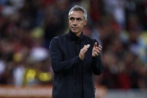 RIO DE JANEIRO, BRAZIL - MAY 17: Paulo Sousa, head coach of Flamengo reacts during the Copa CONMEBOL Libertadores 2022 match between Flamengo and Universidad Catolica at Maracana Stadium on May 17, 2022 in Rio de Janeiro, Brazil. (Photo by Buda Mendes/Getty Images)