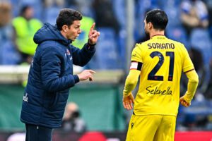 GENOA, ITALY - FEBRUARY 18: Thiago Motta head coach of Bologna (L) issues Roberto Soriano some instructions during the Serie A match between UC Sampdoria and Bologna FC at Stadio Luigi Ferraris on February 18, 2023 in Genoa, Italy. (Photo by Simone Arveda/Getty Images)