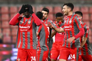 CREMONA, ITALY - FEBRUARY 28: Frank Tsadjout of US Cremonese celebrates after scoring the team's first goal with teammates during the Serie A match between US Cremonese and AS Roma at Stadio Giovanni Zini on February 28, 2023 in Cremona, Italy. (Photo by Alessandro Sabattini/Getty Images)