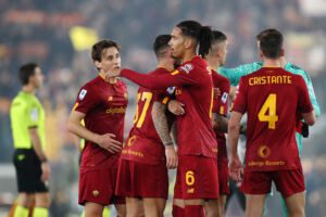 ROME, ITALY - MARCH 05: Leonardo Spinazzola of AS Roma is embraced by Chris Smalling of AS Roma after their side's victory during the Serie A match between AS Roma and Juventus at Stadio Olimpico on March 05, 2023 in Rome, Italy. (Photo by Paolo Bruno/Getty Images)