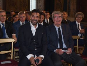 ROME, ITALY - OCTOBER 15: Gianluigi Buffon (L) and Dino Zoff chat during Italy Team meets President Sergio Mattarella on October 15, 2018 in Rome, Italy. (Photo by Claudio Villa/Getty Images)