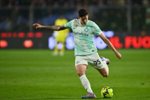 CREMONA, ITALY - JANUARY 28: Alessandro Bastoni of FC Internazionale kicks the ball during the Serie A match between US Cremonese and FC Internazionale at Stadio Giovanni Zini on January 28, 2023 in Cremona, Italy. (Photo by Marco M. Mantovani/Getty Images)