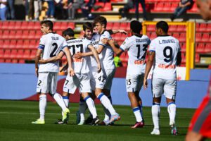 CREMONA, ITALY - APRIL 01: Marten De Roon of Atalanta celebrates after scoring the 0-1 goal during the Serie A match between US Cremonese and Atalanta BC at Stadio Giovanni Zini on April 01, 2023 in Cremona, Italy. (Photo by Marco M. Mantovani/Getty Images)