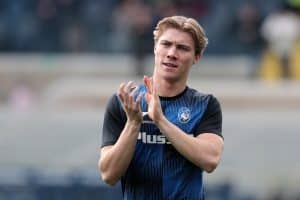 BERGAMO, ITALY - APRIL 08: Rasmus Hojlund of Atalanta BC applauds the fans prior to the Serie A match between Atalanta BC and Bologna FC at Gewiss Stadium on April 08, 2023 in Bergamo, Italy. (Photo by Emilio Andreoli/Getty Images)