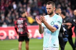 SALERNO, ITALY - APRIL 07: Stefan de Vrij of FC Internazionale shows his disappointment after the Serie A match between Salernitana and FC Internazionale at Stadio Arechi on April 07, 2023 in Salerno, Italy. (Photo by Francesco Pecoraro/Getty Images)